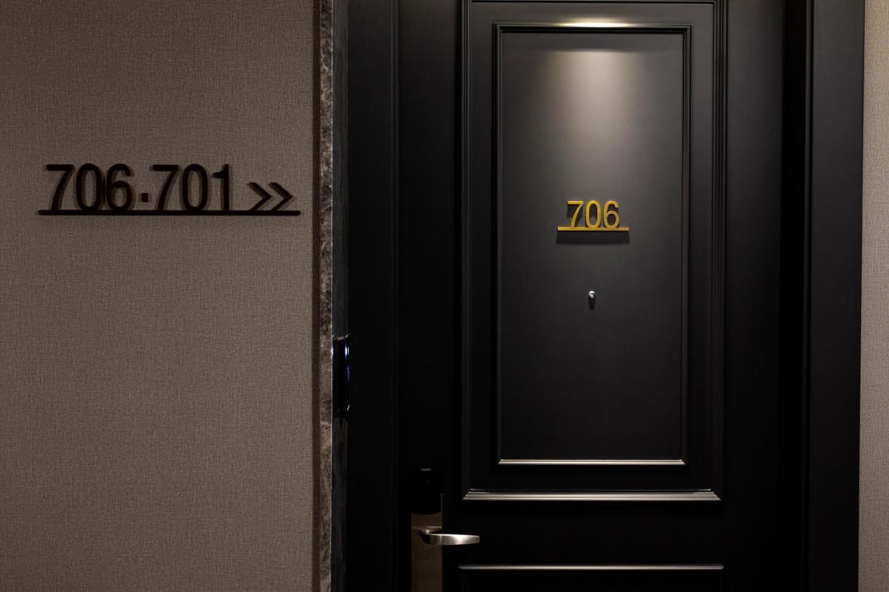 Wish More Hotel Sisli Provincia di Provincia di Istanbul Esterno foto A door in the hotel